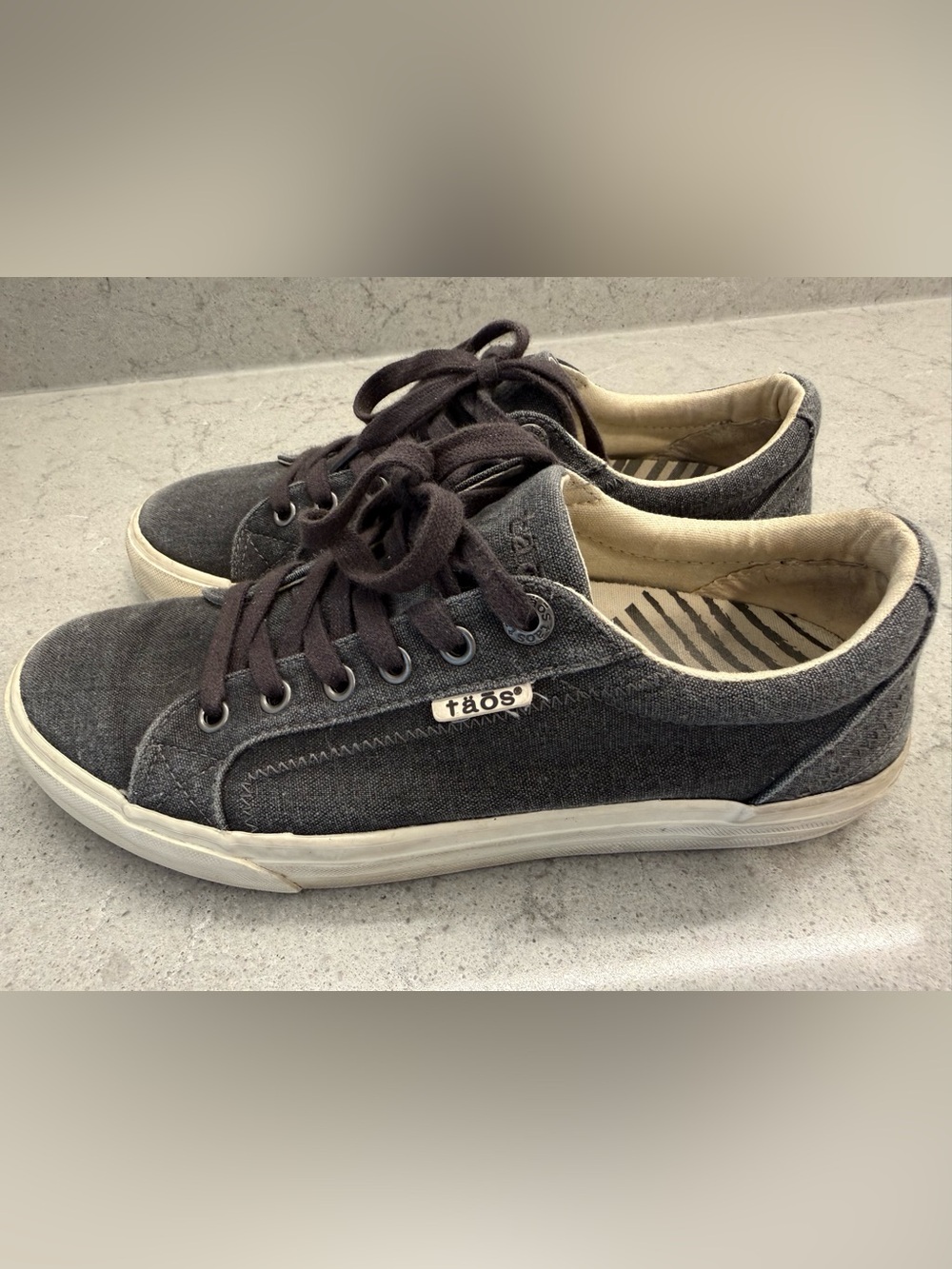 Taos Footwear Women's Low-Top Sneakers in Charcoal and Cream